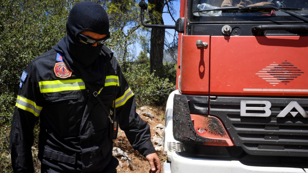 Φωτιά στο Ζευγολατιό Κορινθίας, επιχειρούν 56 πυροσβέστες και 17 οχήματα
